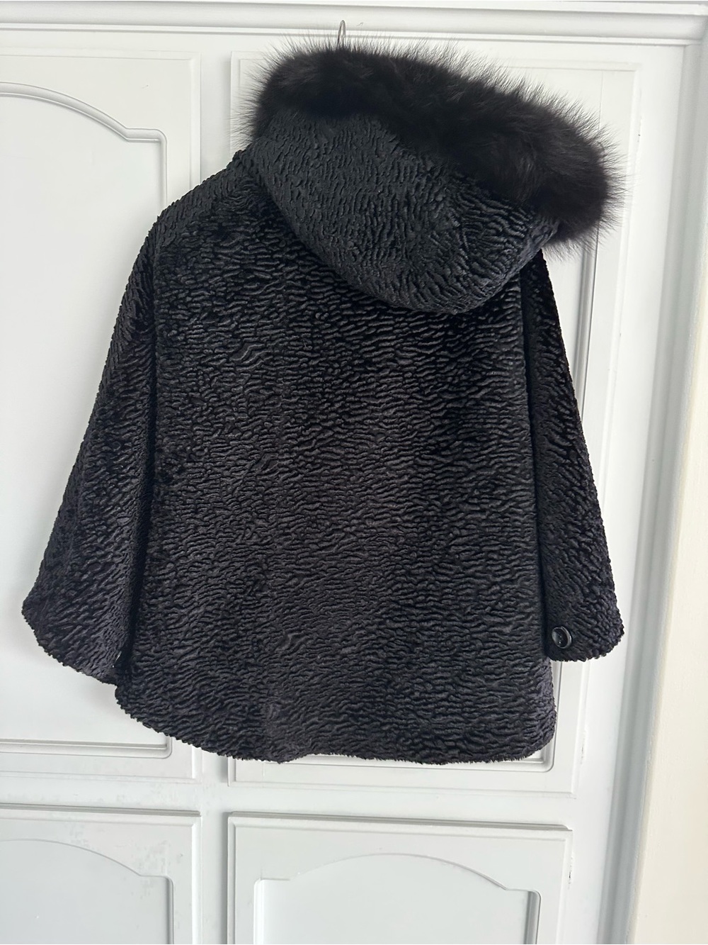 Neiman Marcus Black Textured Cape with Faux-Fur Collar - Picture 2 of 7